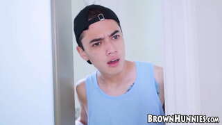 Schéinen schwaarz babe gëtt haart opgeschloen,