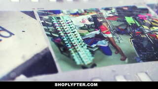 Teen bionda è un turno di notte dipendente del negozio.L&#039;ufficiale ha arrestato la sua per rubare il turno di mattina rapporti e lei ammette che lei farlo 1 o 2 volte.Il poliziotto tira fuori il suo cazzo e permette alla sua gola.In cambio si lecca e scopa la sua figa.