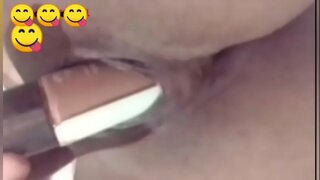 Brunette te masturbating ag an anas