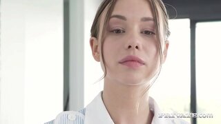 Slutty dëm déngschtmeedchen Taylor Sands sticks hier hot contenu in the air to welcome 2 hard cocks an hier perfect pussy &amp;amp; schmerzendes Arschloch, nodeem d &#039; saugen Hir haart Schwänze! Kreditkoart? 2 hot facials! Full Flick at Private.com!