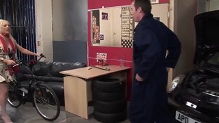 Cind troia troia MILF senza soldi paga in natura facendosi fare tutto