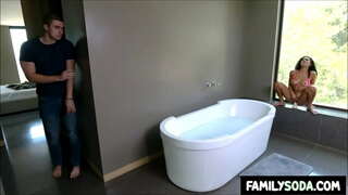 ���ौतेला भाई कैच सौतेली बहिन एक बाथरूम में