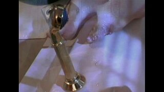 Horny meisies fuck in die warm bad