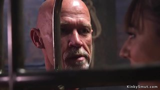 پرانا ماسٹر ، شہوت انگیز brunette غلام گہری حلق تک پھینکتا ہے کی طرف سے اس کی بلی میں رسی پابندی