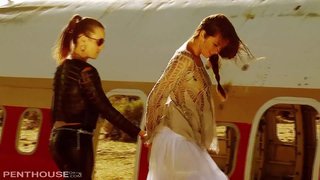 Sexy Leispiacha na réaltaí Allie agus Jenna 69 agus fingerbang sa Bhfásach.