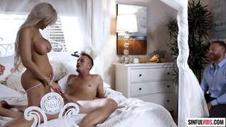 Hubby žiūri žmona Elle susitrenkiau iki dailus kaimynas