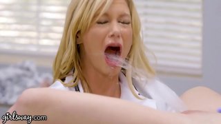 ���ොවුන් Squirts පුරා උණුසුම් &amp;amp; Busty සමලිංගික වෛද්යවරයා