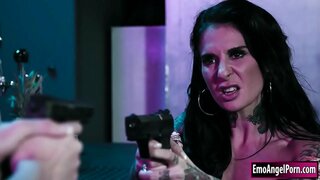 Rubia agente del fbi que se encarga de la mal tiki dueño del bar.La persona con la que se utiliza para entrar en la barra loco que ella lo usó.Ella puede tomar el cuidado de que al permitir que su mierda.Ella le chupa antes de montar la polla