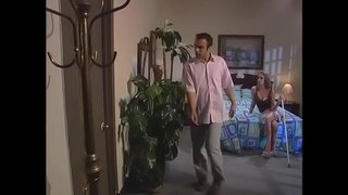 Парень трахает высокую блондинку на четвереньках, пока его друзья наблюдают из соседней комнаты