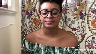 Ebano babe ottiene sul divano