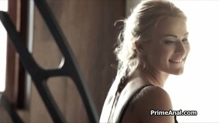 Thellë anal me të nxehtë bjonde