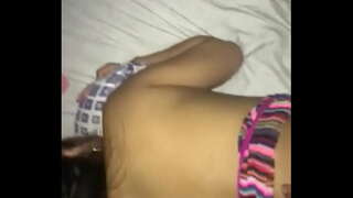 Сексуалды қыз құмарлықпен кискасын мастурбациялайды