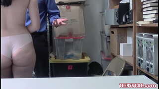 Потрясающая брюнетка менен сиськами жана изумительной попкой трахается кеңсесине менен коррумпированным полицейским