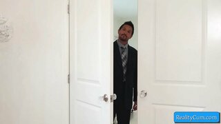 ���ෙල්ලේ යෞවනයෙකු කෙල්ලෝ සිදු පුදුම blowjob මත දැවැන්ත සුදු ඩික් හා එය ආදරය