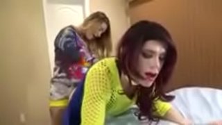 Sissy strapon ద్వారా ఆధిపత్య మహిళ పైన