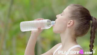 Секси бебе покажува убаво тело