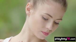 Nazik esmer fahişə раздевается təlim zamanı boks üzrə