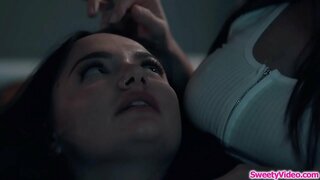 E busty babe Gesicht sëtzt homosexuell partner