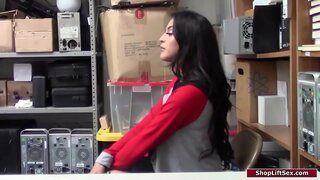 ���ැටිනා shoplifts හා නිලධාරියකු සෙවුම් ඇය.ඔහු කරයි ඇගේ තීරයේ බැස එළඹෙනු ඇය අල්ලා ගැනීමට ඇය හෙළි කළෙමි.ඇය ලබා දෙන ඔහුට blowjob පසුව ඔහු පොස්ට් ඇගේ