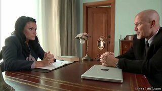 ���ಿರಿಯ ಬಾಸ್ ಮಾರ್ಕ್ ಡೇವಿಸ್ ತಿರುವುಗಳನ್ನು ಮೇಲೆ ಮೇಜಿನ ಮಾದಕ ದೊಡ್ಡ ಮೊಲೆ ಕಂದು ಕೂದಲಿನ ಸುಂದರಿ ನೌಕರರ Ashli Ames ಮತ್ತು ದೊಡ್ಡ ಶಿಶ್ನ ಪೌಂಡ್ ಅವಳ ತುಲ್ಲು ಹಿಂದಿನಿಂದ ಹಗ್ಗ ಸೆರೆ