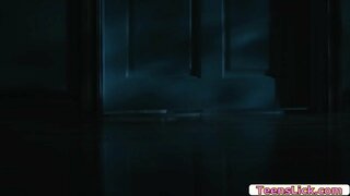 Τατουάζ, έφηβος παίρνει ξύπνιος και σιγά-σιγά φεύγει και συναντά την φίλη της στο άλλο δωμάτιο.Μετά από αυτό,αρχίζουν να φιλιούνται με πάθος.Επόμενο είναι,κάνουν τα μουνιά τους υγρό και διακόπτες σε θέση 69.