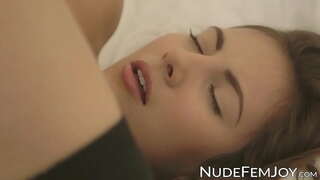 Gedé titted brunette solo pussy rubbing