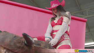 намагається впоратися з великим членом свого хлопця