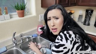 Kayente mama Lily Luna ta nifiká ku nan hijastros jago, asina ku e a kore ku e ta hasiendo di lavandería