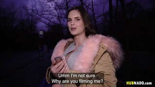 Taylee Wood gëtt en ëffentlechen blowjob an engem begabten Nick