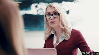 ���ොවුන් stepdaughters සමහර කරදර වැඩ, ඇය සමඟ MILF ලොක්කා