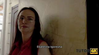 TUTOR4K. Chàng đã nói với giáo viên, cô ấy phải trải chân, để có được một số tiền cho bài học