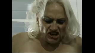 Zrela Katie Jones jebanje u kuhinji s dva чуваками