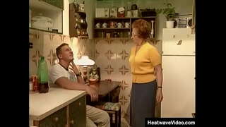 Большие приключения бабушки №1 - Сьюзен - Разница в возрасте между зрелой рыжеволосой мамой и ее молодым любовником не могла быть больше!