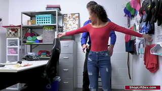 چھوٹے چھاتی کے ساتھ لیٹنا ہے چوری پکڑ لیا اور ایک افسر کرتا ہے ایک گہا تلاش اور انگلیاں اس کی بلی اور گدا.وہ کرتا ہے اس کے ایک bj اور مقعد کے fucks اس کے