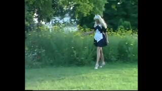 Cabul kebun bercadang blonde pembantu rumah sialan sedikit di atas rumput hijau