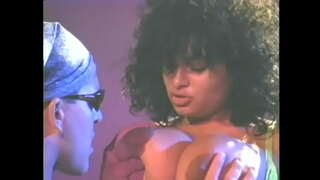 ���डबडीत भपकेबाज मनुष्य मध्ये सनग्लासेस fucks खडबडीत टेंबुरणीचा कुत्री हार्ड तिच्या केसाळ पूच्ची