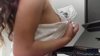 Centerfold pornstar Uma Jolie nembongkeun off endah nya alam awak